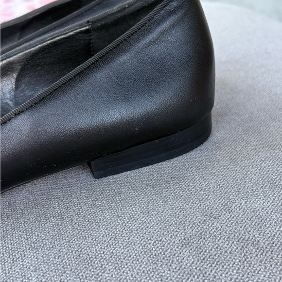 Michael Kors classic ballet flats in black with round cap toe with MK logo - Picture 5 of 10